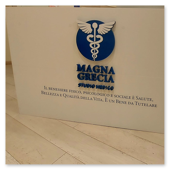 Il desk con il nuovo logo della Reception dello Studio Medico Magna Grecia a Roma, Via Magna Grecia 65.