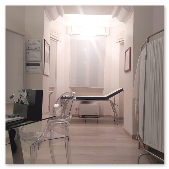 Studio medico attrezzato per visite di ortopedia e traumatologia presso lo Studio Medico Magna Grecia a Roma