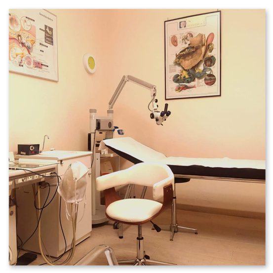 Studio medico attrezzato per visite specialistiche presso lo Studio Magna Grecia a Roma.